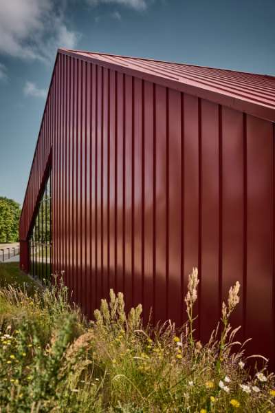 Steel profiles form the framework when space is provided for sports, learning, and play in Vestbjerg, Vestbjerg Idrætshal, Bakmøllevej 280, 9380 Vestbjerg, Denmark